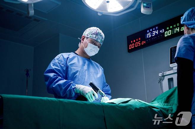 김현우 모모동물의료센터 원장이 수술을 하고 있다(동물병원 제공). ⓒ 뉴스1