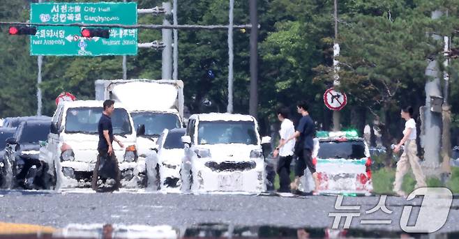 서울 기온이 37.1도까지 오르면서 근대적인 기상관측을 시작한 이래 7월 상순 기온으론 역대 최고치를 기록한 8일 서울 영등포구 여의도 일대 뜨겁게 달궈진 아스팔트 위로 아지랑이가 피어오르고 있다.  2025.7.8/뉴스1 ⓒ News1 김성진 기자