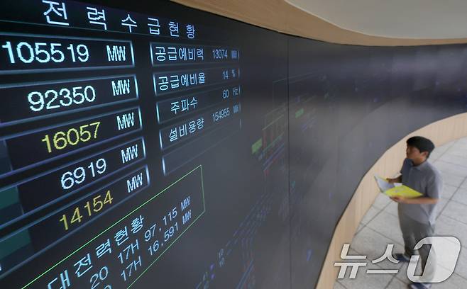 폭염이 이어지며 전력 수요가 급증하고 있는 8일 오후 경기 수원시 영통구 한국전력공사 경기본부 전력관리처 계통운영센터에서 관계자들이 전력수급상황을 주시하고 있다. (공동취재) 2025.7.8/뉴스1 ⓒ News1 김영운 기자