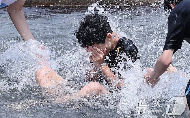 전국 대부분 지역에서 최고 체감온도가 35도 안팎으로 오르며 무더운 날씨가 이어진 8일 서울 영등포구 여의도 물빛광장을 찾은 학생들이 물놀이를 하고 있다. 2025.7.8/뉴스1 ⓒ News1 김성진 기자
