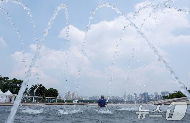 전국 대부분 지역에서 최고 체감온도가 35도 안팎으로 오르며 무더운 날씨가 이어진 8일 서울 영등포구 여의도 물빛광장을 찾은 시민들이 무더위를 식히고 있다. 2025.7.8/뉴스1 ⓒ News1 김성진 기자