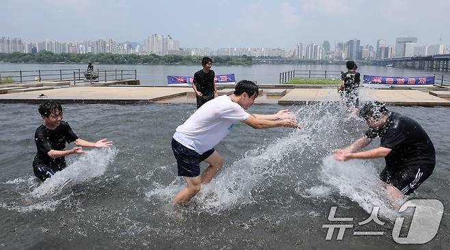 전국 대부분 지역에서 최고 체감온도가 35도 안팎으로 오르며 무더운 날씨가 이어진 8일 서울 영등포구 여의도 물빛광장을 찾은 학생들이 물놀이를 하고 있다. 2025.7.8/뉴스1 ⓒ News1 김성진 기자
