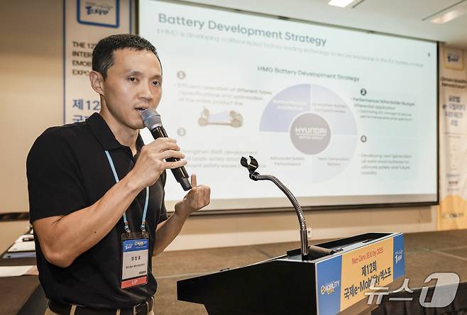 정창호 현대자동차·기아 기술연구소 배터리 성능개발실장이 8일 제주 서귀포 제주신화월드에서 한국자동차기자협회가 개최한 '2025 전동화 시대로의 대전환' 포럼에서 현대자동차그룹의 배터리·전기차 개발 및 안전 전략을 주제로 발표하고 있다(한국차기자협회 제공). 2025.07.08.