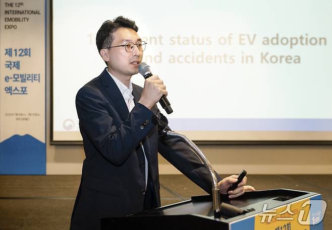박용선 국토교통부 자동차정책과장이 8일 제주 서귀포 제주신화월드에서 한국자동차기자협회가 개최한 '2025 전동화 시대로의 대전환' 포럼에서 전동화 시대의 모빌리티 안전 정책을 주제로 발표하고 있다(한국차기자협회 제공). 2025.07.08.