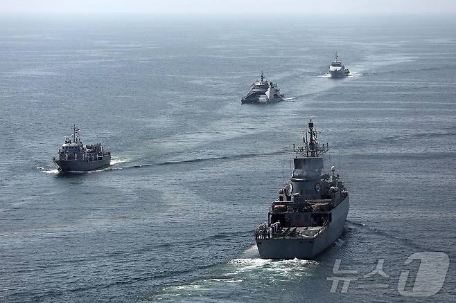 12일(현지시간) 이란과 중국, 러시아 해군 함정들이 오만 만에서 합동 군사 훈련을 하고 있다. (사진은 기사 내용과 무관함) / 뉴스1 ⓒ News1  2025.03.13 ⓒ AFP=뉴스1 ⓒ News1 우동명 기자