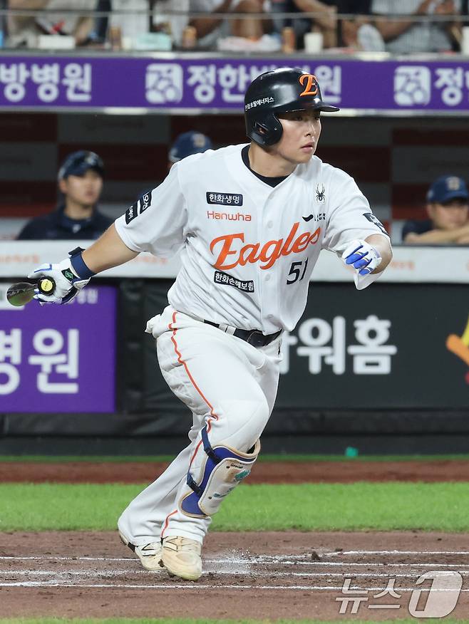 2일 오후 대전한화생명 볼파크에서 열린 프로야구 '2025 신한 SOL뱅크 KBO 리그' 한화 이글스와 NC 다이노스 경기에서 6회말 무사 1루 상황 한화 문현빈이 진루타를 치고 있다. 2025.7.2/뉴스1 ⓒ News1 김기태 기자