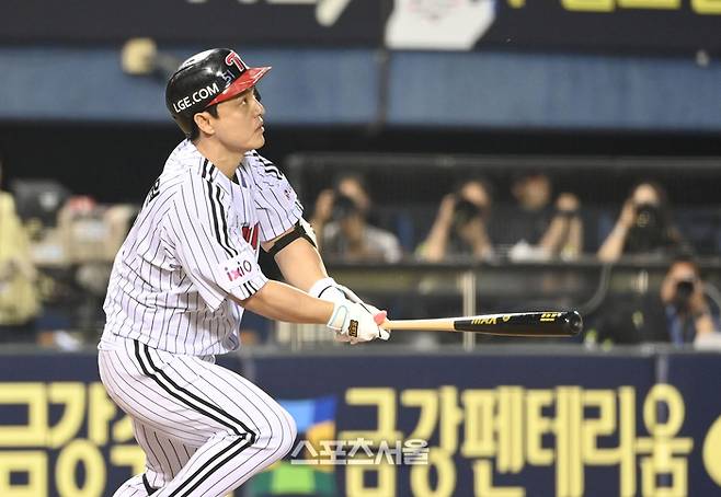 LG 박동원이 12일 서울 잠실구장에서 열린 2025 KBO리그 SSG와 경기 5회말 2사2,3루 2타점 2루타를 친 후 타구를 바라보고 있다. 잠실 | 최승섭기자 thunder@sportsseoul.com