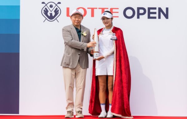 6일 박혜준이 인천 베어즈베스트 청라(파72·6천684야드)에서 열린 한국여자프로골프(KLPGA) 투어 제15회 롯데 오픈(총상금 12억원) 4라운드에서 버디 3개, 보기 1개를 합해 2언더파 70타를 치며 최종 합계 17언더파 271타로 노승희를 한 타 차로 제치고 우승 상금 2억1천600만원을 거머쥐었다.(신동빈 롯데 회장(왼쪽), 롯데 오픈 박혜준 선수에게 우승 시상식에서 트로피를 전달했다). /사진=KLPGA
