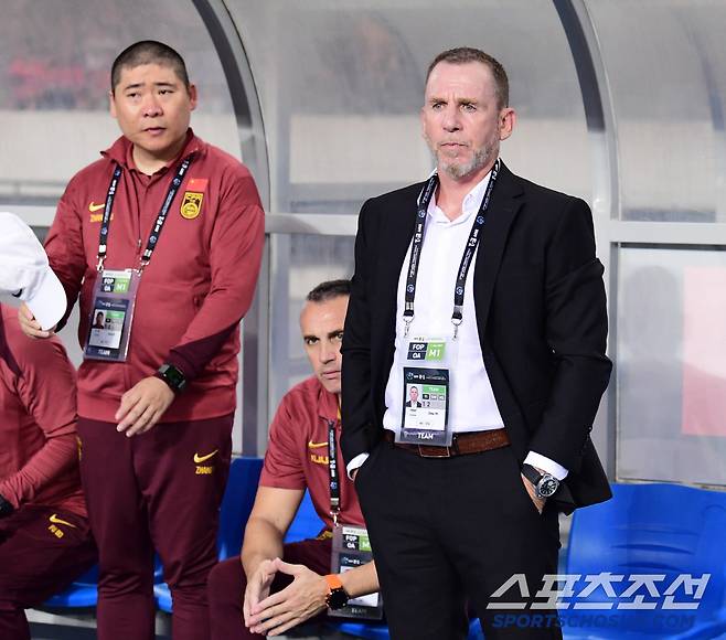 7일 축구대표팀이 용인미르스타디움에서 동아시안컵 중국과 첫 경기를 펼쳤다. 경기를 준비하는 중국 데얀 주르예비치 감독. 용인=송정헌 기자songs@sportschosun.com/2025.07.07/