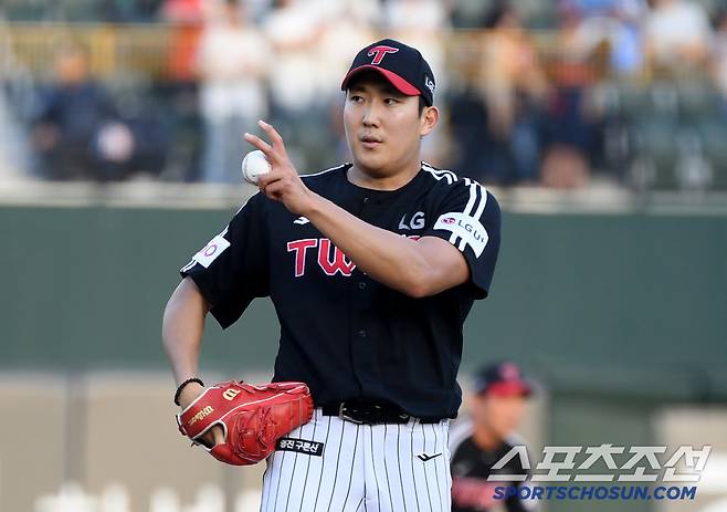 3일 부산 사직구장에서 열린 롯데 자이언츠와 LG 트윈스의 경기. LG 손주영이 역투하고 있다. 부산=박재만 기자 pjm@sportschosun.com/2025.07.03/