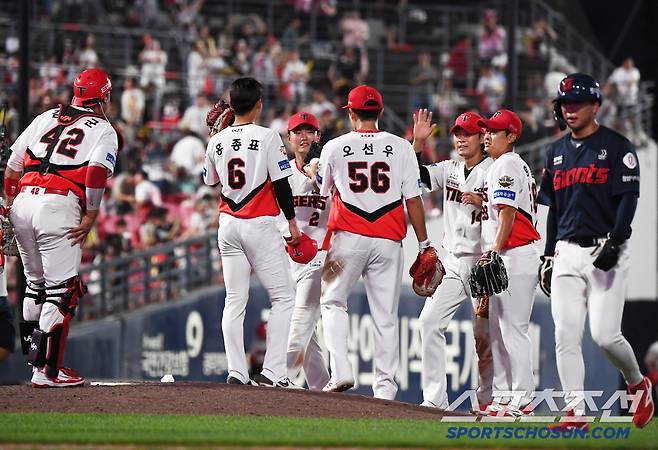 5일 광주 기아 챔피언스필드에서 열린 롯데-KIA전. KIA가 13대0으로 승리했다. 선수들이 하이파이브하고 있다. 광주=정재근 기자 cjg@sportschosun.com/2025.7.5/