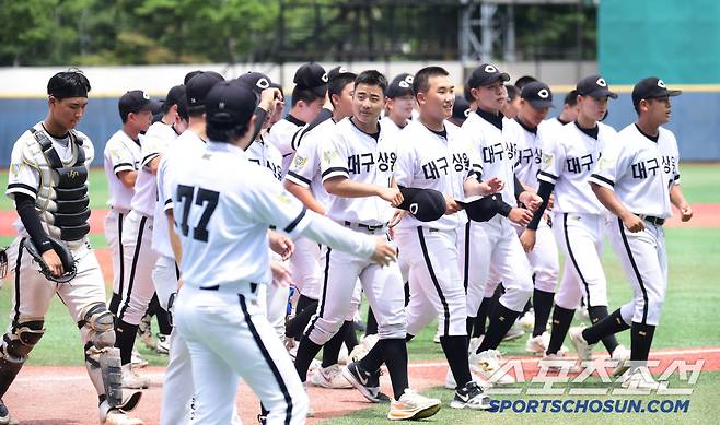 승리의 기쁨을 나누는 대구상원고 선수들. 목동=송정헌 기자songs@sportschosun.com/2025.07.02/