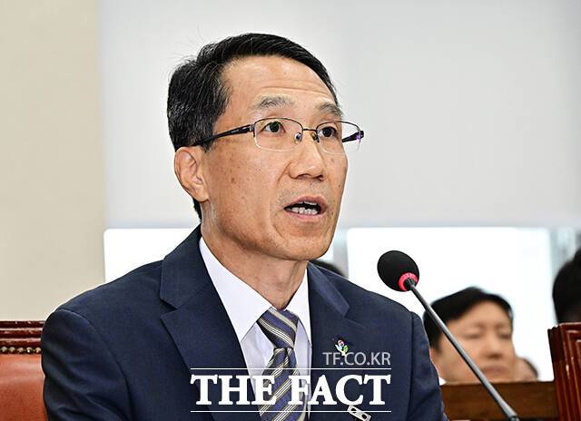 유재성 경찰청장 직무대행은 8일 "국민의 생명과 안전을 지키는 것이 경찰 본연의 책무"라며 "경찰의 부주의나 무관심으로 국민의 안전이 위협받는 일이 없어야 한다"고 강조했다. 사진은 유 직무대행이 지난달 30일 오전 서울 여의도 국회에서 열린 행정안전위원회 전체회의에 참석해 인사말을 하고 있는 모습./배정한 기자