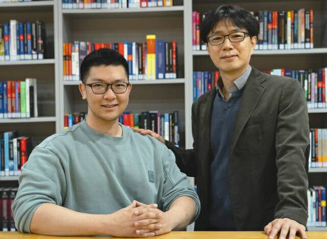 GIST 물리_광과학과 이종석 교수(오른쪽)와 최인혁 박사.(사진=GIST)