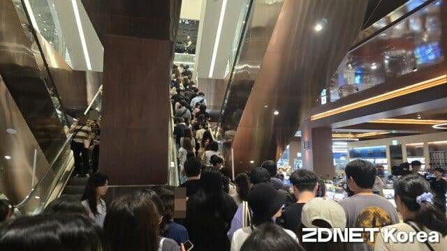 8일 오전 서울 여의도 더현대서울 에스컬레이터에 많은 인파가 몰렸다.