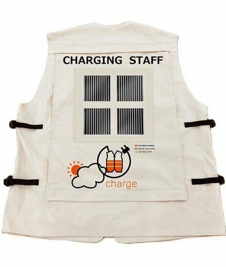 현재 2025 오사카 엑스포에서 테스트 중인 초박형 태양 전지 패널 기반 스마트 조끼. 태양광으로 목 부근의 선풍기의 전력을 공급한다. (사진=일본 교도통신)