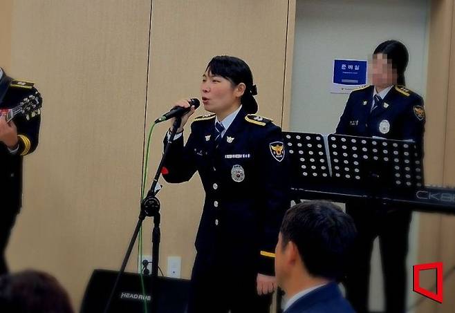 박소정 순경이 최근 열린 경기 남양주북부경찰서 상반기 정년퇴임식 행사에서 노래를 부르고 있는 모습. 본인 제공