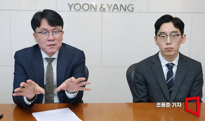 법무법인 화우 노동그룹 양시훈 파트너 변호사(왼쪽)와 이충언 변호사가 서울 강남구 삼성동 아셈타워 법무법인 화우에서 아시아경제와 인터뷰 하고 있다. 조용준 기자