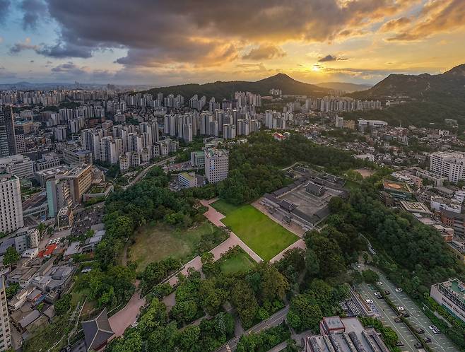 지난 1일 서울 종로구 경희궁을 드론으로 촬영했다./박상훈 기자
