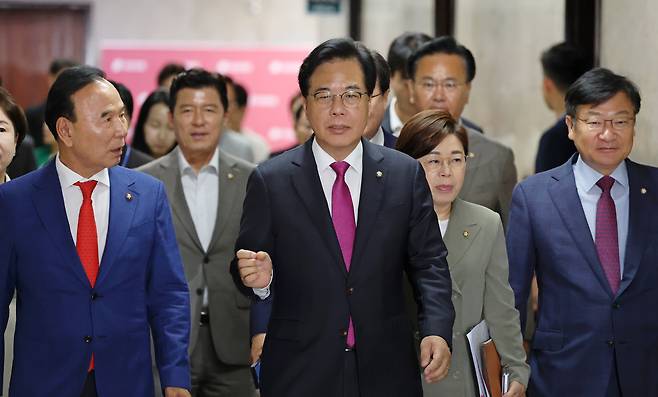 국민의힘 송언석 비대위원장 겸 원내대표가 7일 서울 여의도 국회에서 열린 비상대책위원회의에 참석하고 있다./남강호 기자