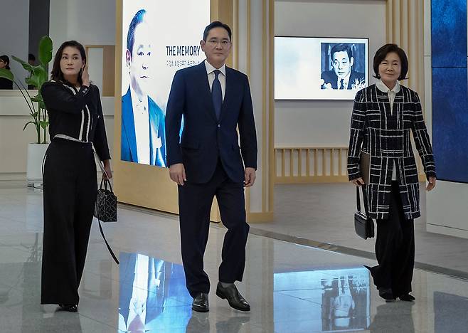 \이재용 삼성전자 회장과 홍라희 리움미술관 명예관장, 이서현 삼성물산 사장이 2023년 10월 경기도 용인 삼성전자 인재개발원 콘서트홀에서 열린 '이건희 선대회장 3주기 추모 음악회'에 참석하고 있다. /삼성전자 제공