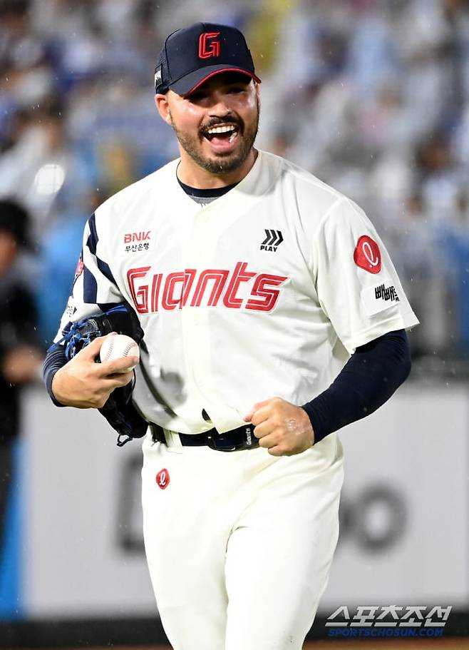 롯데의 새 외국인 투수 감보아가 6월 MVP로 뽑혔다. 사진은 지난달 삼성전에서 환호하는 모습. /허상욱 기자