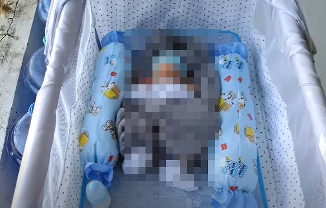 필리핀의 13세 소녀를 임신시켜 14세에 출산하게 한 50대 유튜버의 아이./유튜브