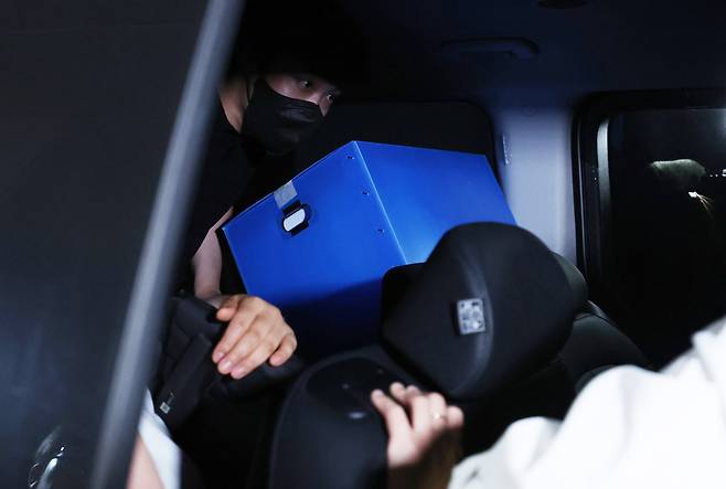 김건희 여사 의혹을 수사하는 민중기 특별검사팀이 삼부토건 본사에서 압수수색을 마친 후압수품이 담긴 박스를 차량에 싣고 있다./뉴스1