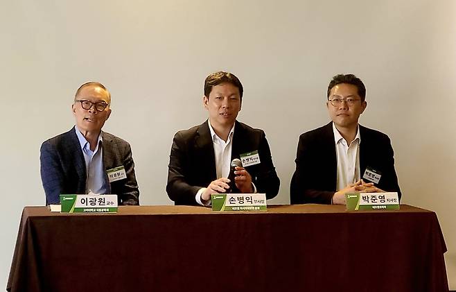 (왼쪽부터) 이광원 고려대학교 식품공학과 교수, 손병익 네오젠 아시아태평양 총괄 부사장, 박준영 네오젠코리아 지사장이 8일 오전 서울 중구의 더 플라자 호텔 서울에서 진행한 '네오젠코리아 한국 법인 설립 3주년 기자 간담회'를 마친 직후 취재진의 질문에 답하고 있다. /민영빈 기자