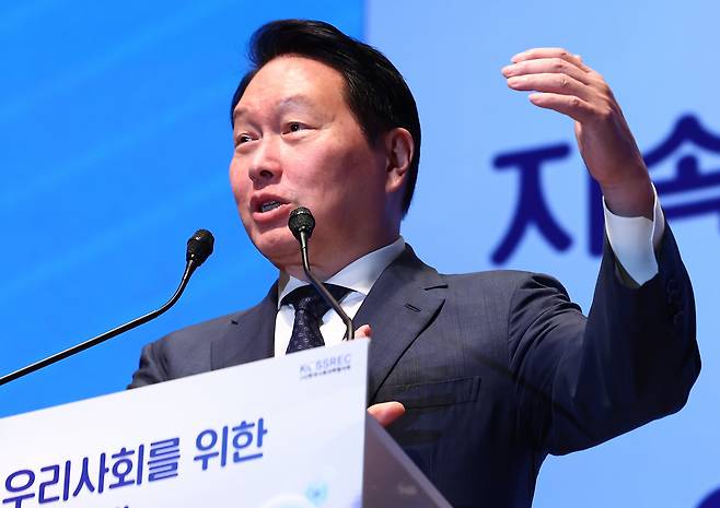 최태원 대한상공회의소 회장이 8일 오후 서울 중구 대한상의 국제회의장에서 열린 '기업·사회·정부가 함께 만드는 기업가 정신의 미래' 토론회에서 인사말을 하고 있다. /뉴스1