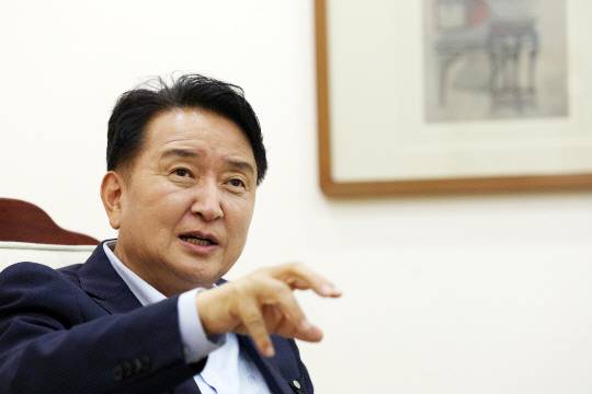 김영환 충북도지사는 8일 도청 섬기는 방에서 대전일보와 인터뷰를 통해