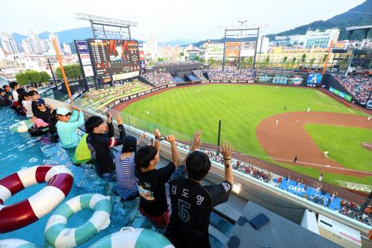 8일 오후 대전 한화생명 이글스파크에서 열린 2025 신한 SOL Bank KBO리그 한화 이글스와 KIA 타이거즈의 경기 중 관중들이 인피니티 풀에 몸을 담근 채 시원하게 야구를 즐기고 있다. 김영태 기자
