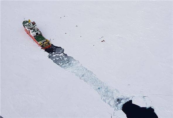 아라온호가 북극해 얼음을 깨고 전진중인 모습. ⓒ해양수산부