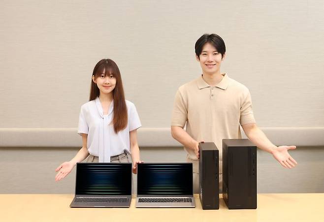 삼성스토어 청담에서 '갤럭시 북5'와 2025년형 '삼성 데스크탑' 라인업을 소개하는 모습ⓒ삼성전자