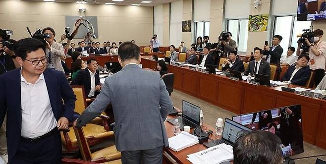 7일 서울 여의도 국회에서 열린 과학기술정보방송통신위원회 전체회의에서 여야 의원들이 방송3법과 관련한 의사진행 발언이 오가던 중 국민의힘 의원들이 의사진행에 항의하며 퇴장하고 있다.ⓒ연합뉴스