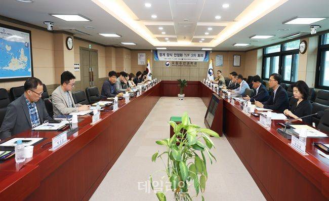 국립수산과학원(원장 최용석, 이하 수과원)이 4일 부산 본원에서 멍게양식장 고수온 피해 저감을 위해 산·학·연·지자체 토론회를 하고 있다. ⓒ국립수산과학원