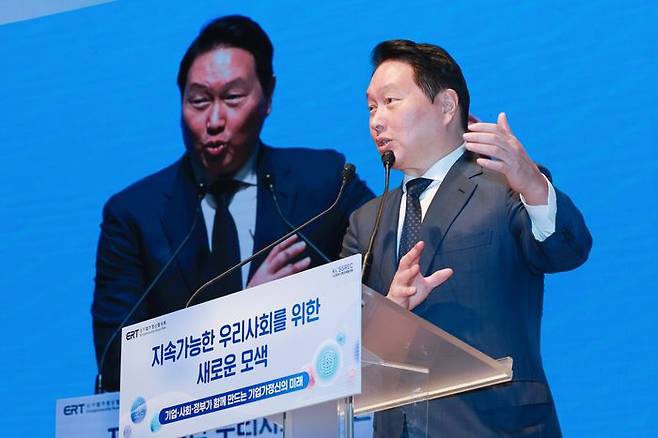 최태원 대한상공회의소 회장이 8일 서울 중구 대한상의에서 열린 '지속가능한 우리 사회를 위한 새로운 모색'을 주제로 한 토론회에 참석해 인사말하고 있다. ⓒ연합뉴스