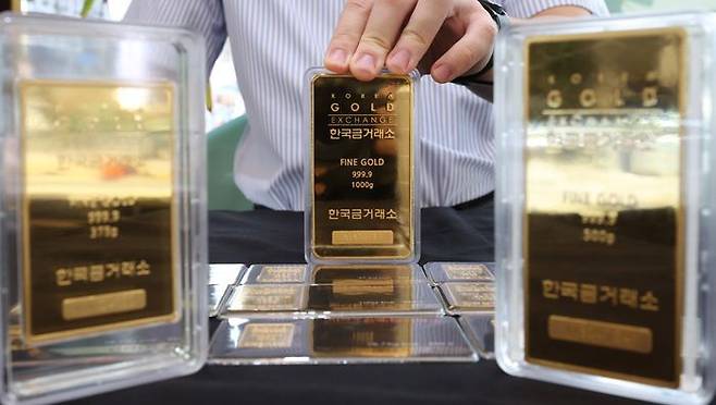 서울 종로구 한국금거래소에서 직원이 골드바를 정리하고 있다(자료사진).ⓒ뉴시스