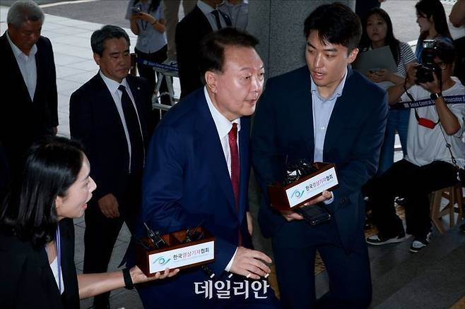 윤석열 전 대통령이 지난 5일 오전 서울 서초구 서울고등검찰청에 마련된 내란특검 사무실로 2차 소환조사에 출석하고 있다. ⓒ데일리안 홍금표 기자