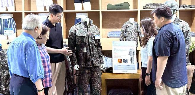 7일 대구 서구 ㈜보광아이엔티 기업부설연구소에서 임직원들이 새로 개발한 ‘노멜트 노드립 전투복’의 화염 노출 실험 결과를 살펴보며 의견을 나누고 있다. 보광아이엔티 제공