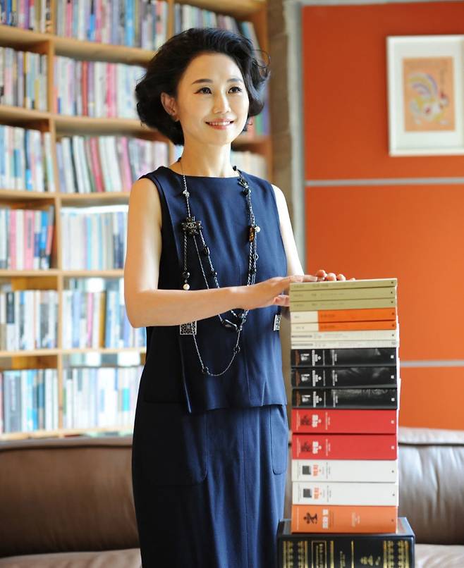 김정아 번역가는 “도스토옙스키 소설 중 하나만 추천하라면 ‘카라마조프가의 형제들’을 추천하겠다”며 “‘백치’, ‘죄와 벌’, ‘악령’이 그 안에 다 있다”고 했다. 그는 번역을 위해 러시아어 원본뿐 아니라 영어, 일본어, 한국어 번역본을 모두 읽었다고 했다. 지식을만드는지식 제공