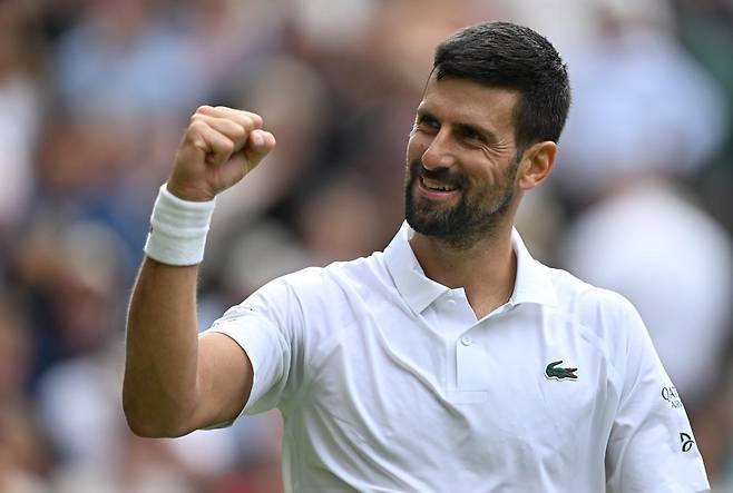 노바크 조코비치가 7일 윔블던 남자 단식 16강 승리 후 기뻐하고 있다. 런던=신화 뉴시스