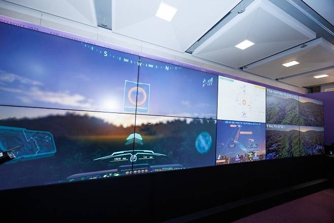 ETRI 연구진이 지난달 5일 ETRI 컨퍼런스 2025 전시장에서 지상-위성 통합 6G 초공간 통신 기술을 시연하는 모습. ETRI 제공