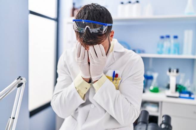 괴로워하는 과학자 모습. 게티이미지뱅크 제공.