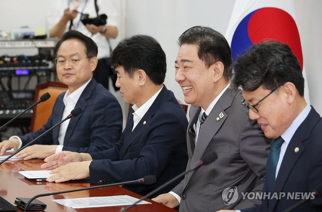 더불어민주당 김병기 당대표 직무대행 겸 원내대표가 8일 서울 여의도 국회에서 열린 더불어민주당 원내대책회의에 참석하고 있다. 연합뉴스