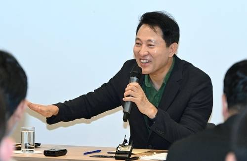 오세훈 서울시장, 동행 기자단과 간담회. [서울시 제공]