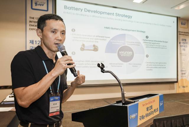 정창호 현대차·기아 기술연구소 배터리성능개발실장이 8일 제주신화월드 한라룸에서 ‘2025 전동화 시대로의 대전환’을 주제로 열린 ‘글로벌 e-모빌리티 네트워크 포럼’에서 현대차의 배터리·전기차 개발 및 안전 전략에 대해 발표하고 있다. 한국자동차기자협회 제공