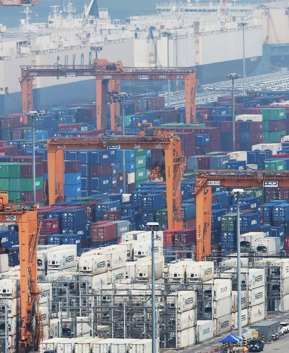 미국, 상호관세 부과 내달 1일로 연기     (평택=연합뉴스) 홍기원 기자 = 도널드 트럼프 미국 대통령이 7일(현지시간) 한국과 일본 등 14개국에 25∼40％의 국가별 상호관세를 적시한 '관세 서한'을 보내 이를 8월 1일부터 부과하겠다고 통보했다.     트럼프 대통령은 이날 무역 상대국들에 대한 상호관세 부과 유예 시한을 기존의 7월 9일에서 8월 1일까지로 연장하는 행정명령에도 서명했다.     사진은 8일 경기도 평택항에 컨테이너가 쌓여 있는 모습. 2025.7.8     xanadu@yna.co.kr (끝)