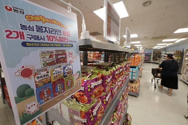 지난 7일 서울 한 대형마트 라면 판매대에 농심 제품의 가격 할인 안내문이 붙어 있다. 연합뉴스