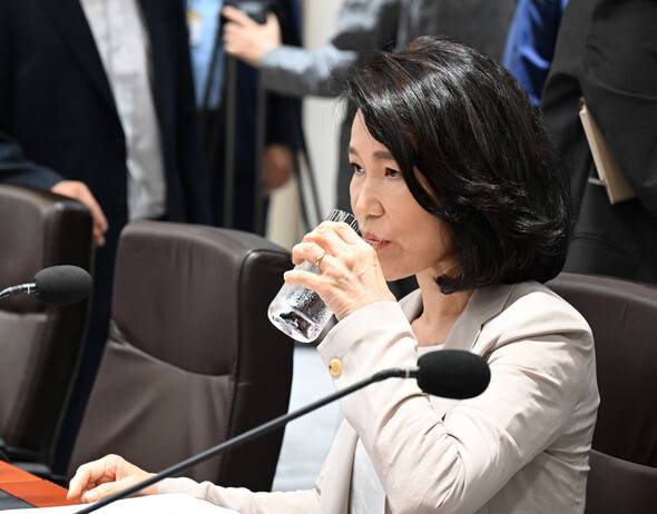 이진숙 방송통신위원장이 8일 서울 용산 대통령실에서 열린 국무회의에서 물을 마시고 있다. 공동취재사진